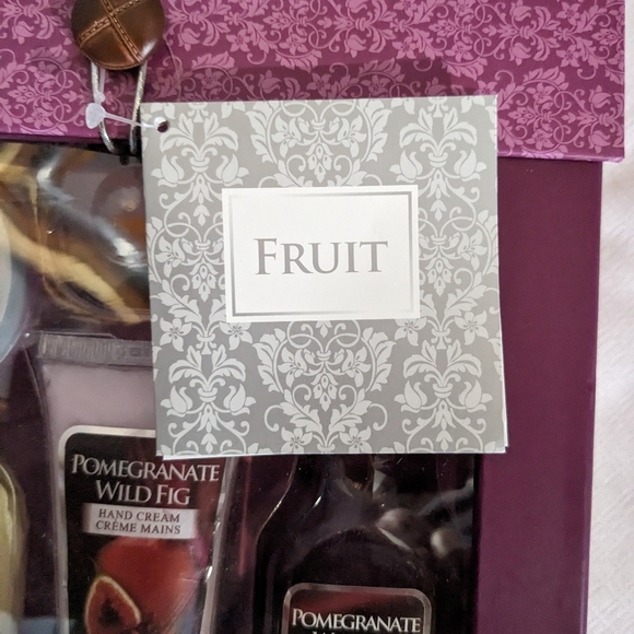 Factory sealed 5 piece fruit bath set body bar, lotion, gel, cream bath pearls - Picture 2 of 5